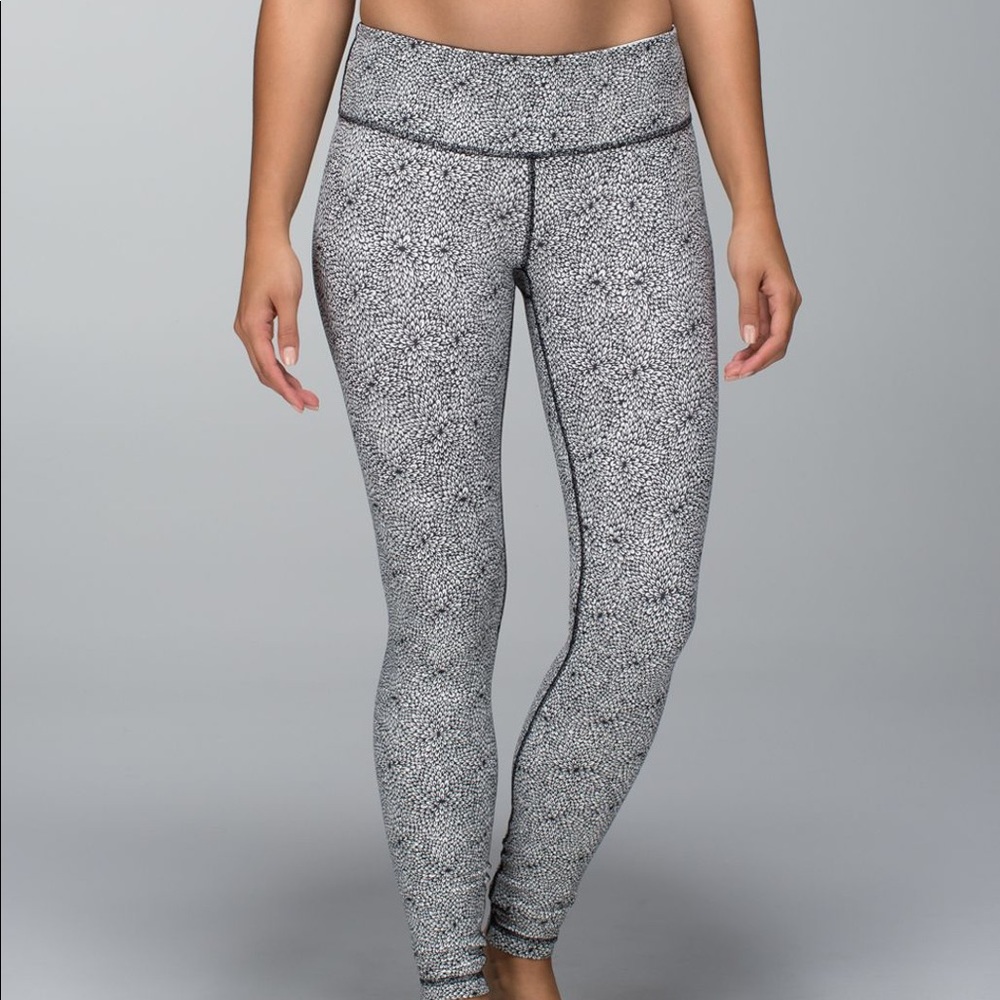 LuluLemon - Black and White Leggings - Size 6